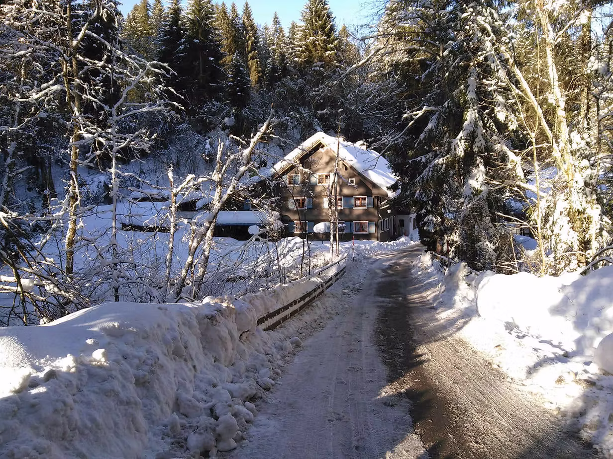 Die Ruhmühle im Winter, verschneite Landschaft