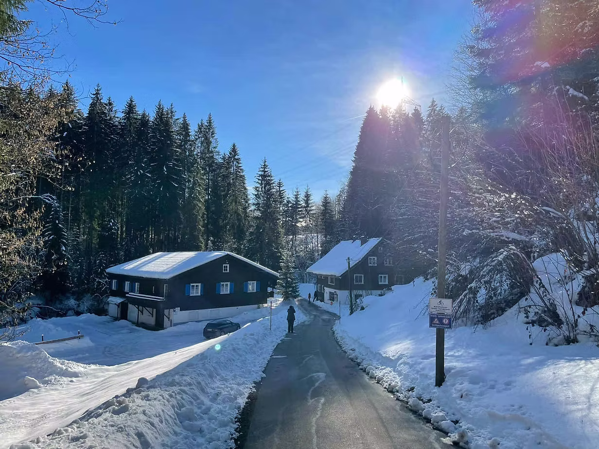 Verschneite Zufahrt zur Ruhmühle in der Wintersonne