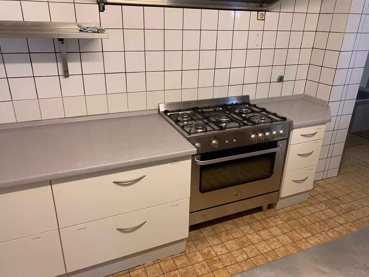Großer Gasherd mit Backofen in der Gemeinschaftsküche