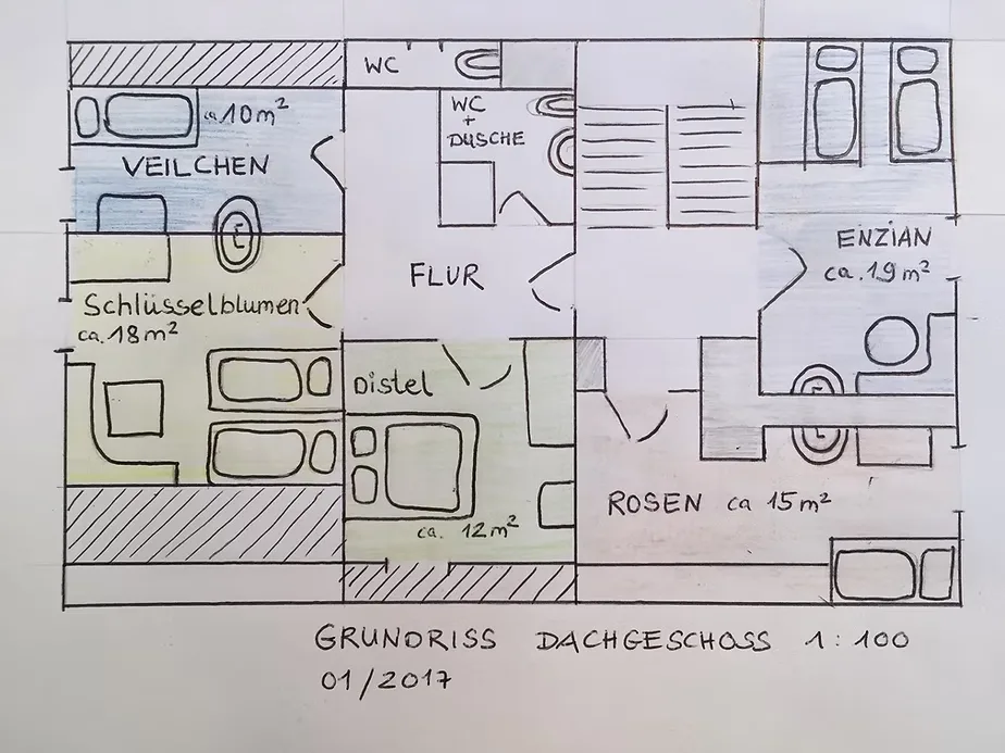 Handgezeichneter Grundriss des Dachgeschosses mit den Zimmern Veilchen, Enzian, Schlüsselblume, Distel und Rosen