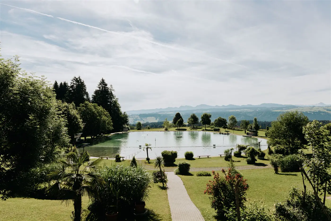 Alpenfreibad Scheidegg mit Bergpanorama