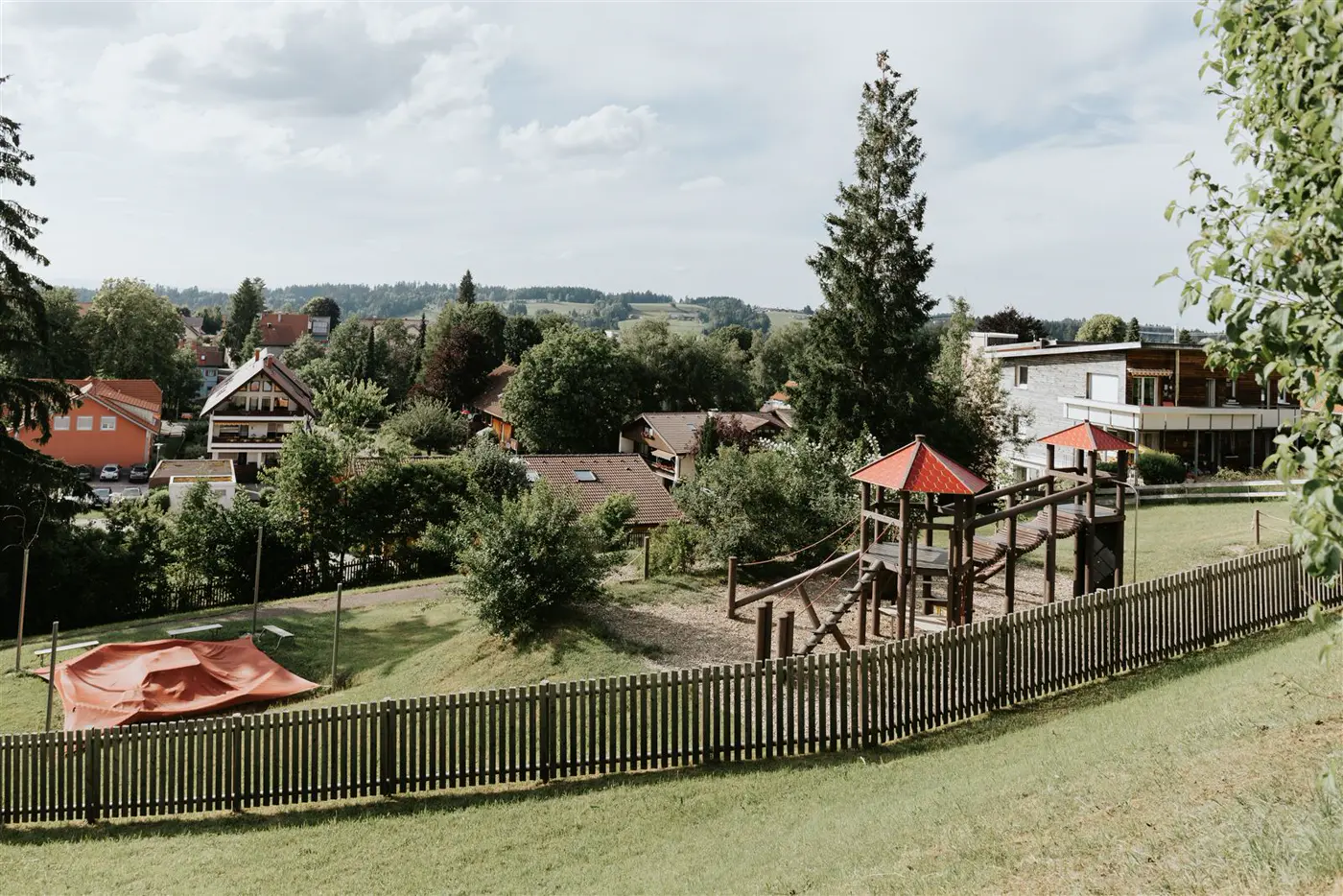 Kinder auf dem Spielplatz in Scheidegg