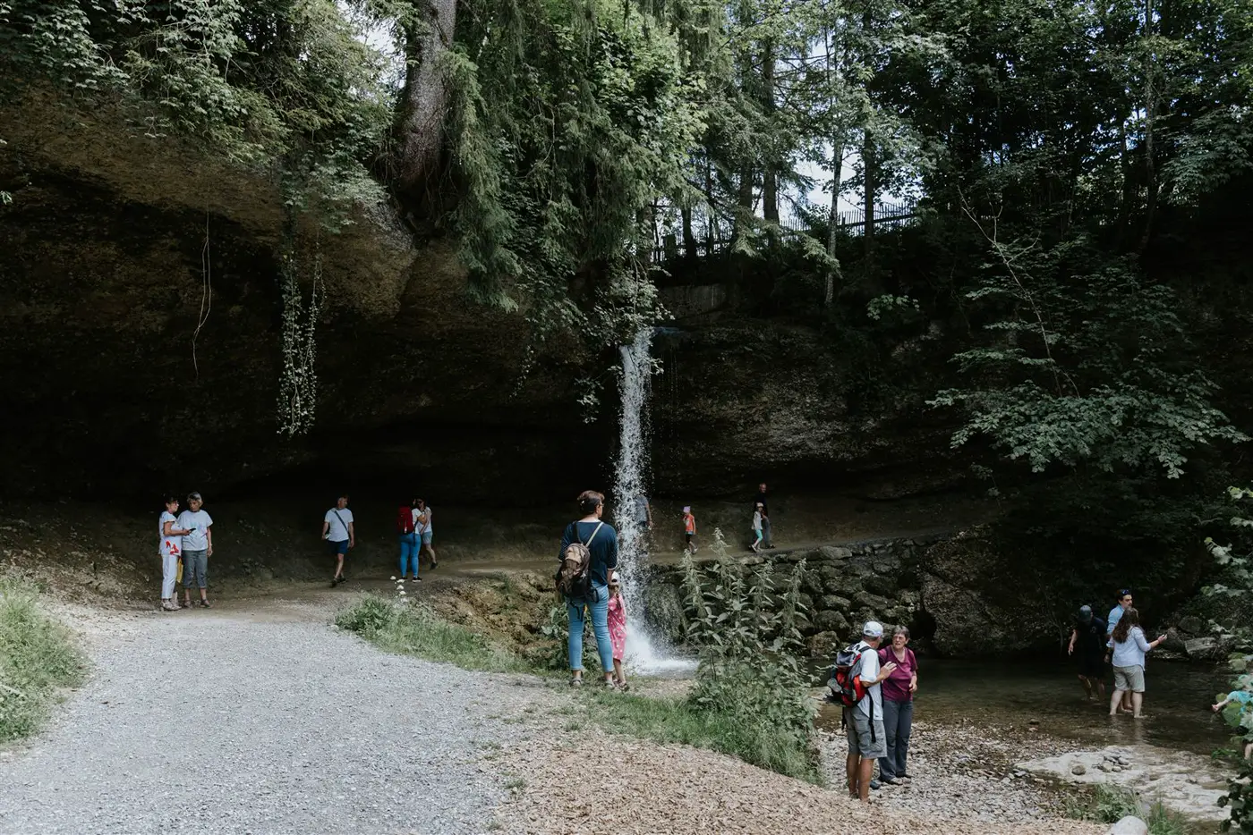 Die Scheidegger Wasserfälle stürzen über Felsstufen
